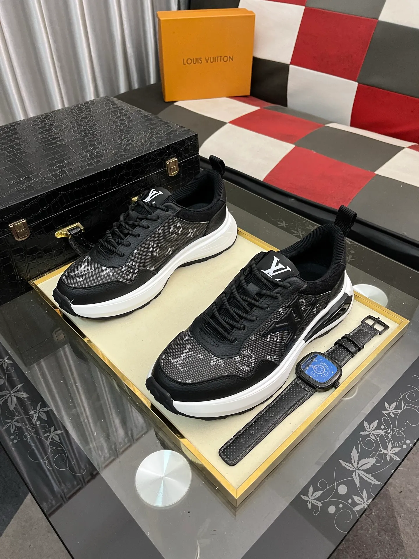 Men's shoes 💰458⌚️⌚️【LOUlS VUlTTON】Louis Vuitton ~ unique and casual style. LV counter purchasing 🏃casual shoes😍😍 Men's 2022 counters are on sale simultaneously, Italian imported brands select first-layer Italian cowhide. 🐑Sheepskin lining (refuses to discolor and rub feet) Sole: Original sole specially provided by the original factory 🎬Better in kind Size number: 38-443️⃣Colors available